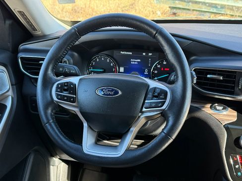 Used 2022 Ford Explorer Limited w/ Limited Technology Package image 38