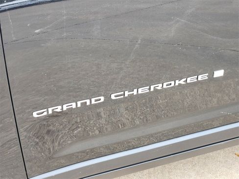 New 2025 Jeep Grand Cherokee Laredo w/ Luxury Tech Group I image 7