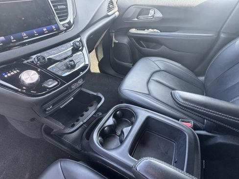 Used 2025 Chrysler Pacifica Select FWD image 30