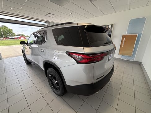 Used 2022 Chevrolet Traverse LS w/ Midnight/Sport Edition FWD image 3