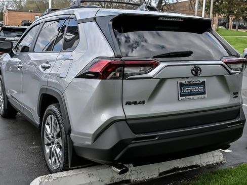 Used 2022 Toyota RAV4 XLE Premium AWD/4WD image 8