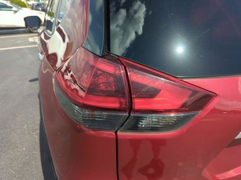 Certified 2019 Nissan Rogue SV FWD image 18