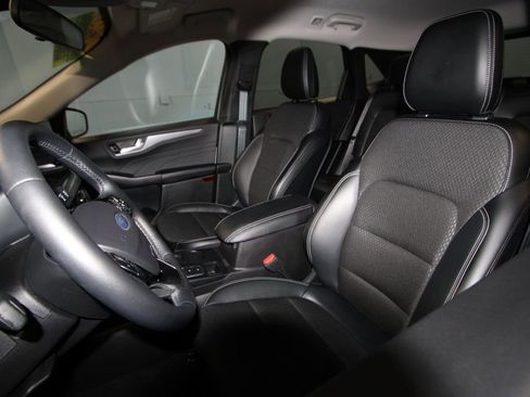 Used 2025 Ford Escape SE image 4