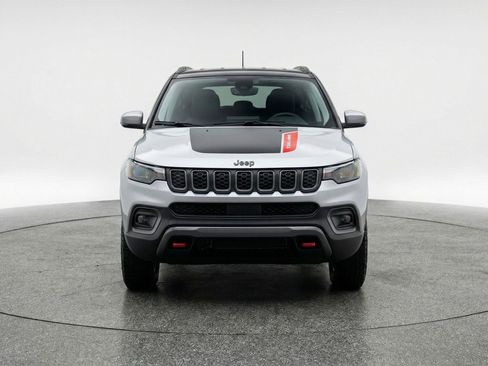 Used 2025 Jeep Compass Trailhawk AWD/4WD image 2