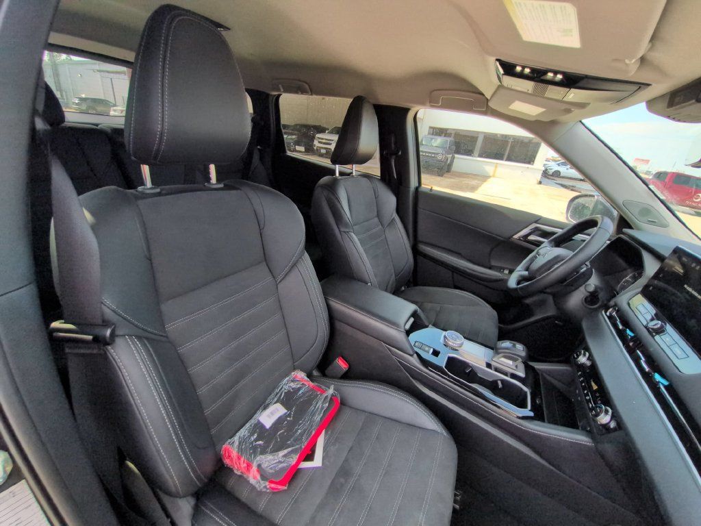 Used 2025 Mitsubishi Outlander SE AWD/4WD image 30