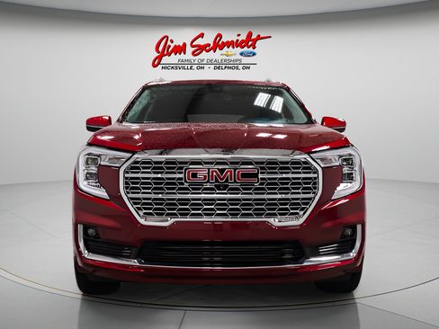 Used 2024 GMC Terrain Denali w/ Denali Premium Package AWD/4WD image 2