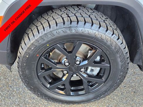 Used 2024 Jeep Grand Cherokee L Laredo AWD/4WD image 8