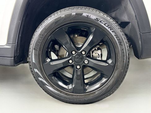 Used 2023 Jeep Grand Cherokee Limited w/ Black Appearance Package image 11