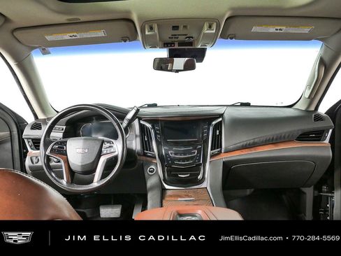 Used 2018 Cadillac Escalade Luxury AWD/4WD image 19