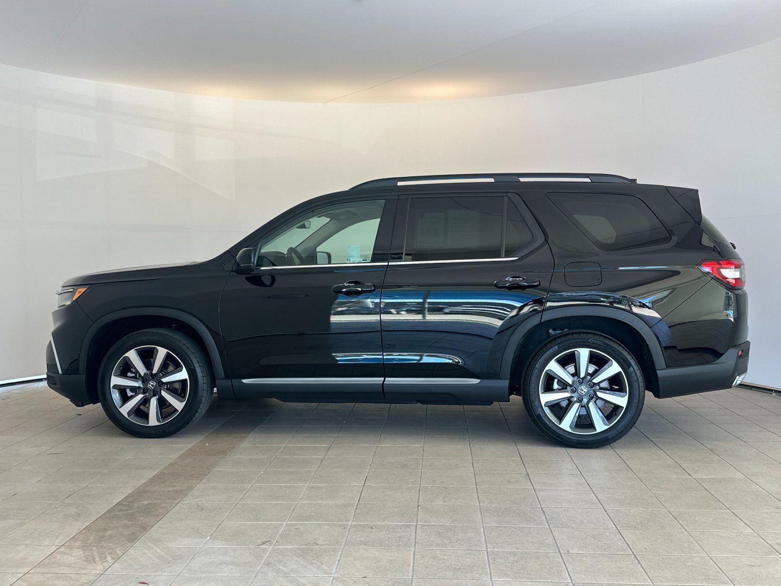 Used 2025 Honda Pilot Touring image 3
