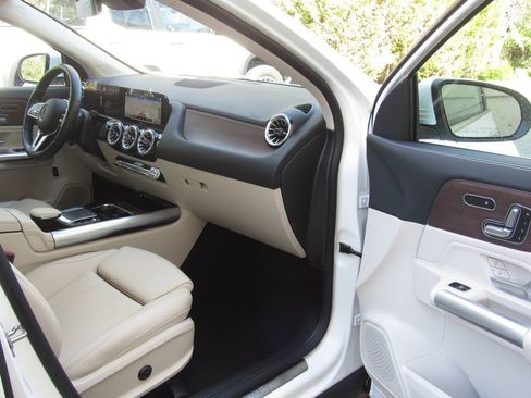 Certified 2023 Mercedes-Benz GLA 250 4MATIC w/ Premium Package image 17