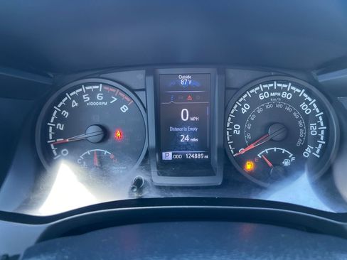 Used 2019 Toyota Tacoma SR w/ SR Convenience Package AWD/4WD image 16