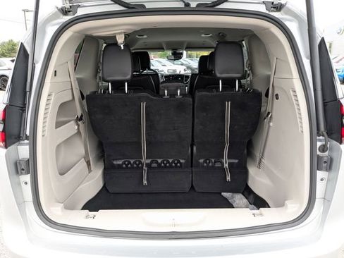 Used 2024 Chrysler Pacifica Touring-L FWD image 19