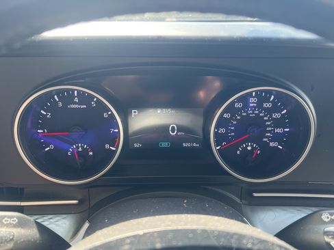 Used 2022 Kia Carnival LX FWD image 2