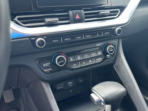 Certified 2022 Kia Niro EX FWD image 17