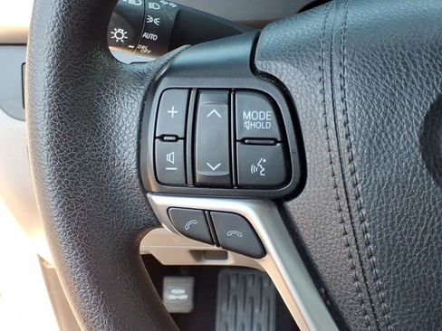 Used 2019 Toyota Highlander LE FWD image 16