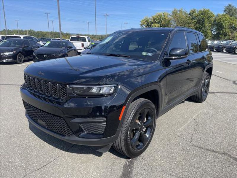 Certified 2024 Jeep Grand Cherokee Altitude image 1
