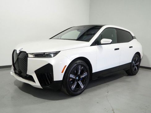Used 2024 BMW iX xDrive50 w/ Premium Package AWD/4WD image 9