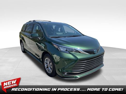 Used 2025 Toyota Sienna XLE image 1