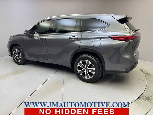 Used 2021 Toyota Highlander XLE image 3