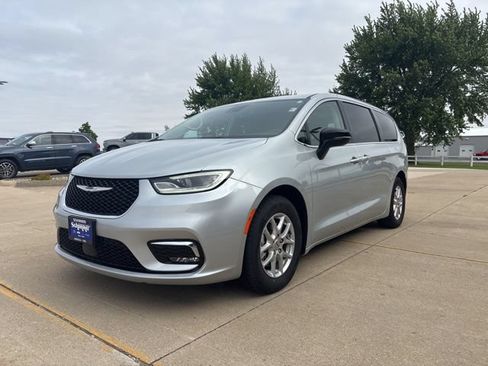 Used 2024 Chrysler Pacifica Touring-L FWD image 5