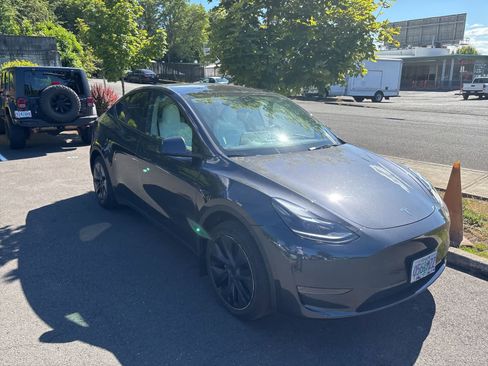 Used 2024 Tesla Model Y Long Range RWD image 8