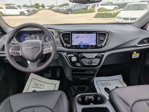 New 2026 Chrysler Pacifica Select image 15