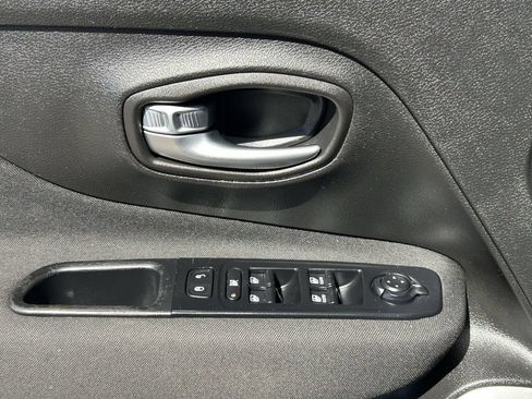 Used 2019 Jeep Renegade Sport w/ Sport Appearance Group AWD/4WD image 21