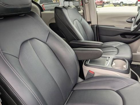 Used 2024 Chrysler Pacifica Touring-L FWD image 14