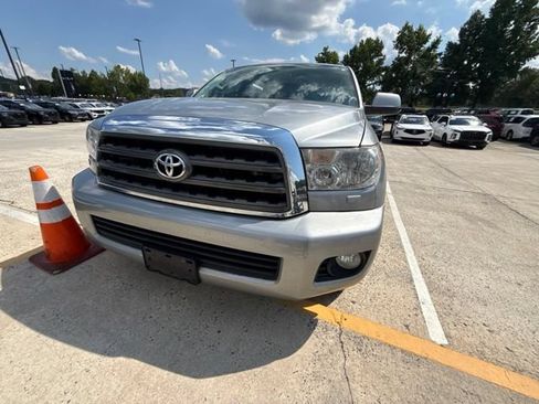 Used 2017 Toyota Sequoia SR5 AWD/4WD image 4