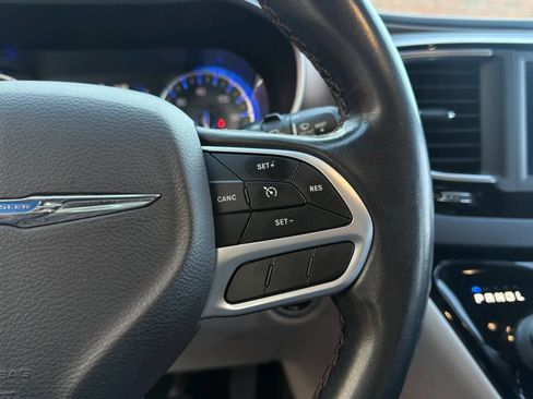 Used 2018 Chrysler Pacifica Touring-L FWD image 8