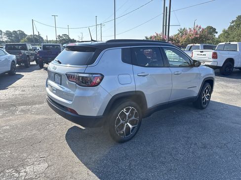 Used 2025 Jeep Compass Limited AWD/4WD image 9