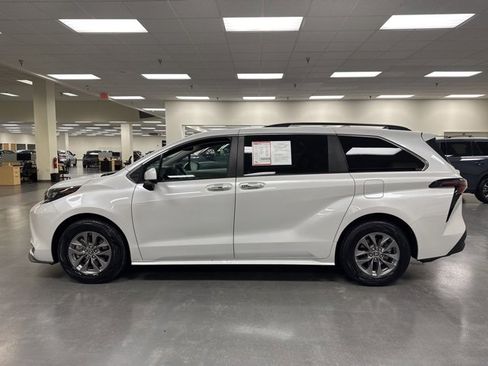 Used 2024 Toyota Sienna XLE image 4