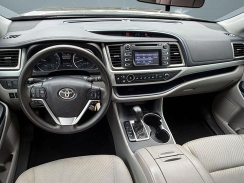 Used 2019 Toyota Highlander LE AWD/4WD image 15