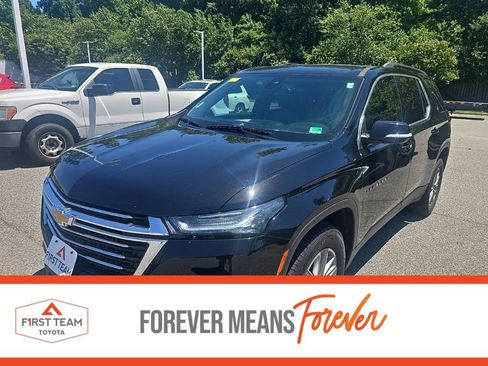 Used 2023 Chevrolet Traverse LT FWD image 1
