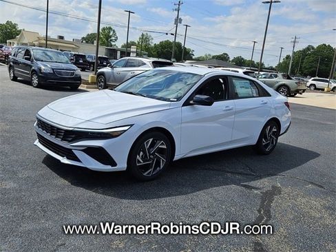 Used 2025 Hyundai Elantra Sport image 3