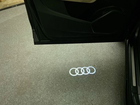 Used 2023 Audi Q5 Premium w/ Convenience Package image 12