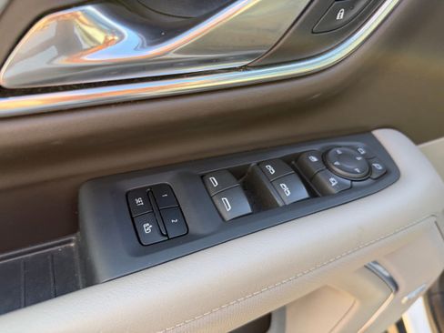 Used 2023 GMC Yukon SLT w/ SLT Premium Package image 19