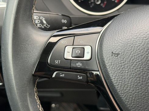Used 2021 Volkswagen Tiguan SE w/ Panoramic Sunroof Package AWD/4WD image 18