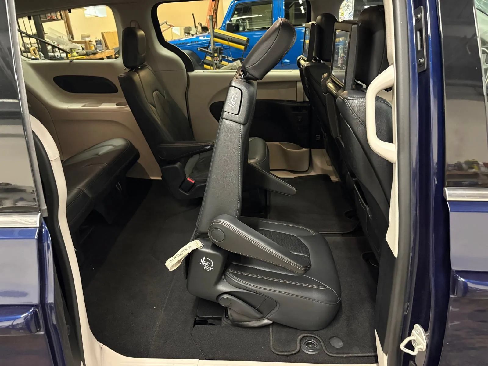 Used 2017 Chrysler Pacifica Touring-L Plus w/ Advanced Safetytec Group FWD image 24