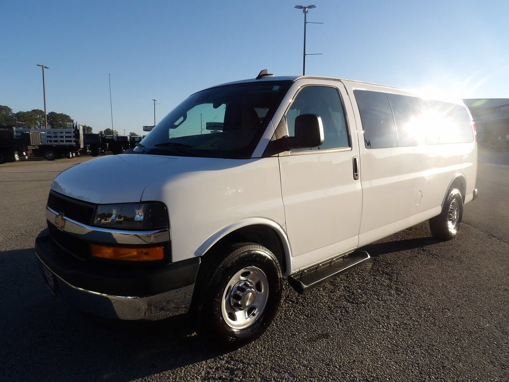 Used 2025 Chevrolet Express 3500 LT w/ LT Preferred Equipment Group RWD image 3