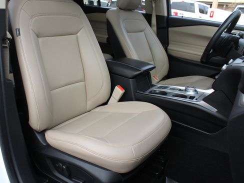 Used 2020 Ford Explorer XLT w/ Equipment Group 202A image 29