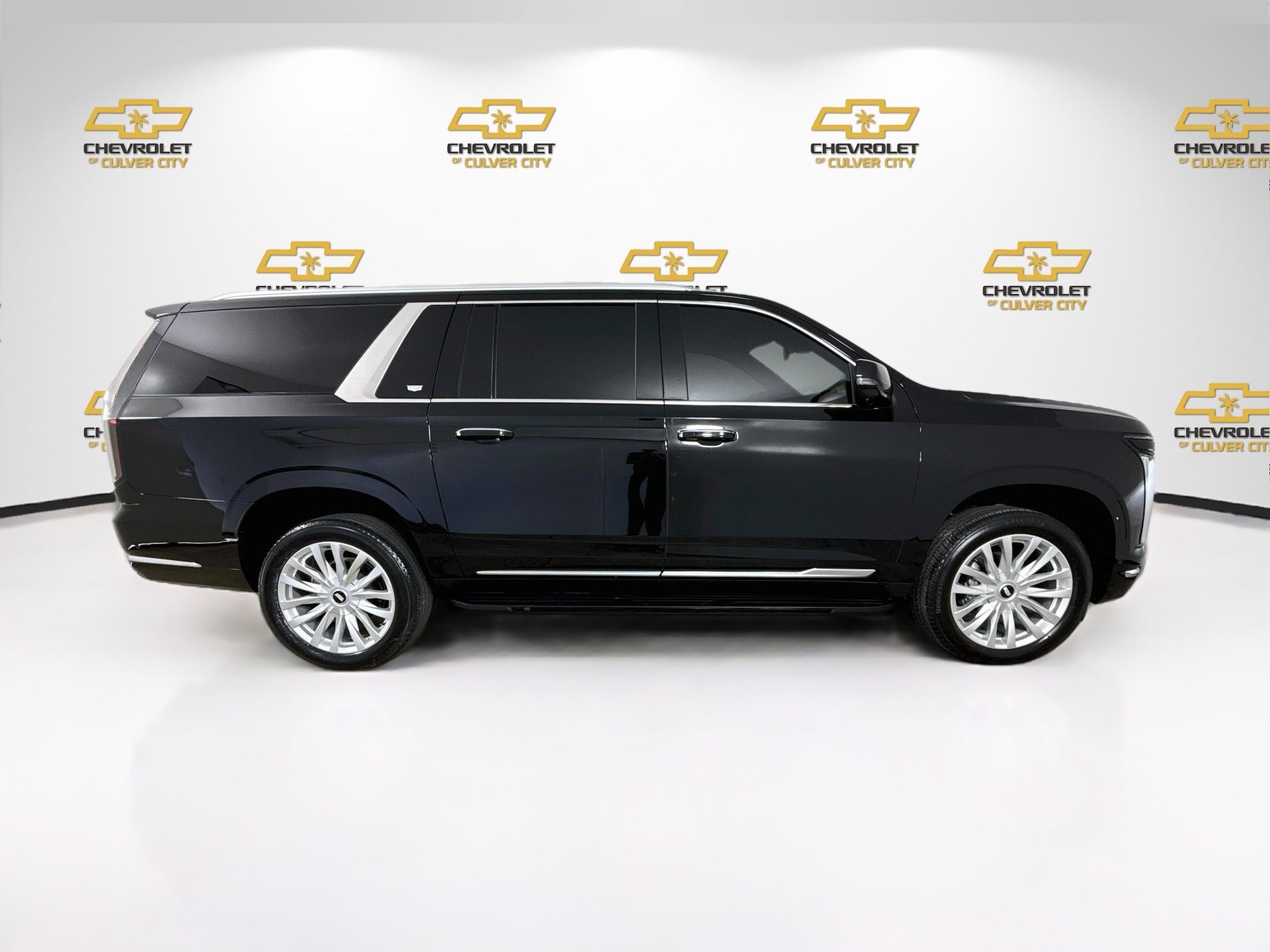 Used 2025 Cadillac Escalade ESV Luxury RWD image 9