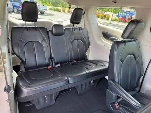 Used 2023 Chrysler Pacifica Touring-L FWD image 32