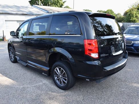 Used 2017 Dodge Grand Caravan SXT FWD image 4