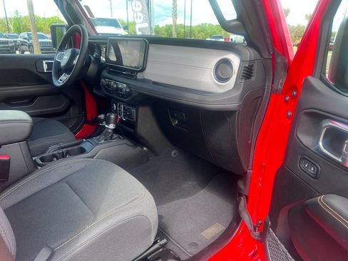 Used 2025 Jeep Wrangler Sahara image 12