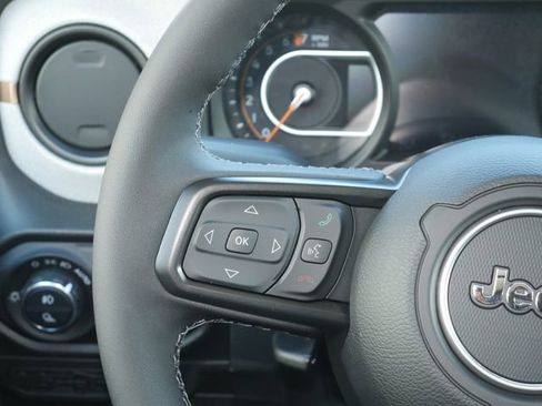 Used 2025 Jeep Gladiator Sport AWD/4WD image 13
