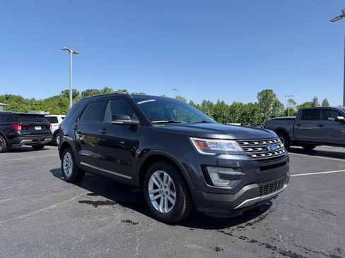 Used 2017 Ford Explorer XLT w/ Equipment Group 202A FWD image 4