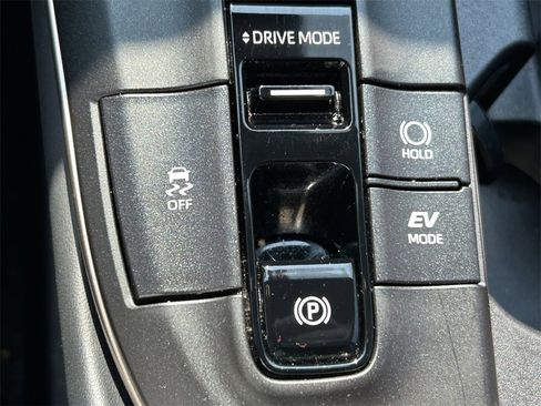 Used 2023 Toyota Crown Limited image 22