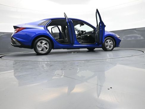 Used 2025 Hyundai Elantra SE FWD image 46